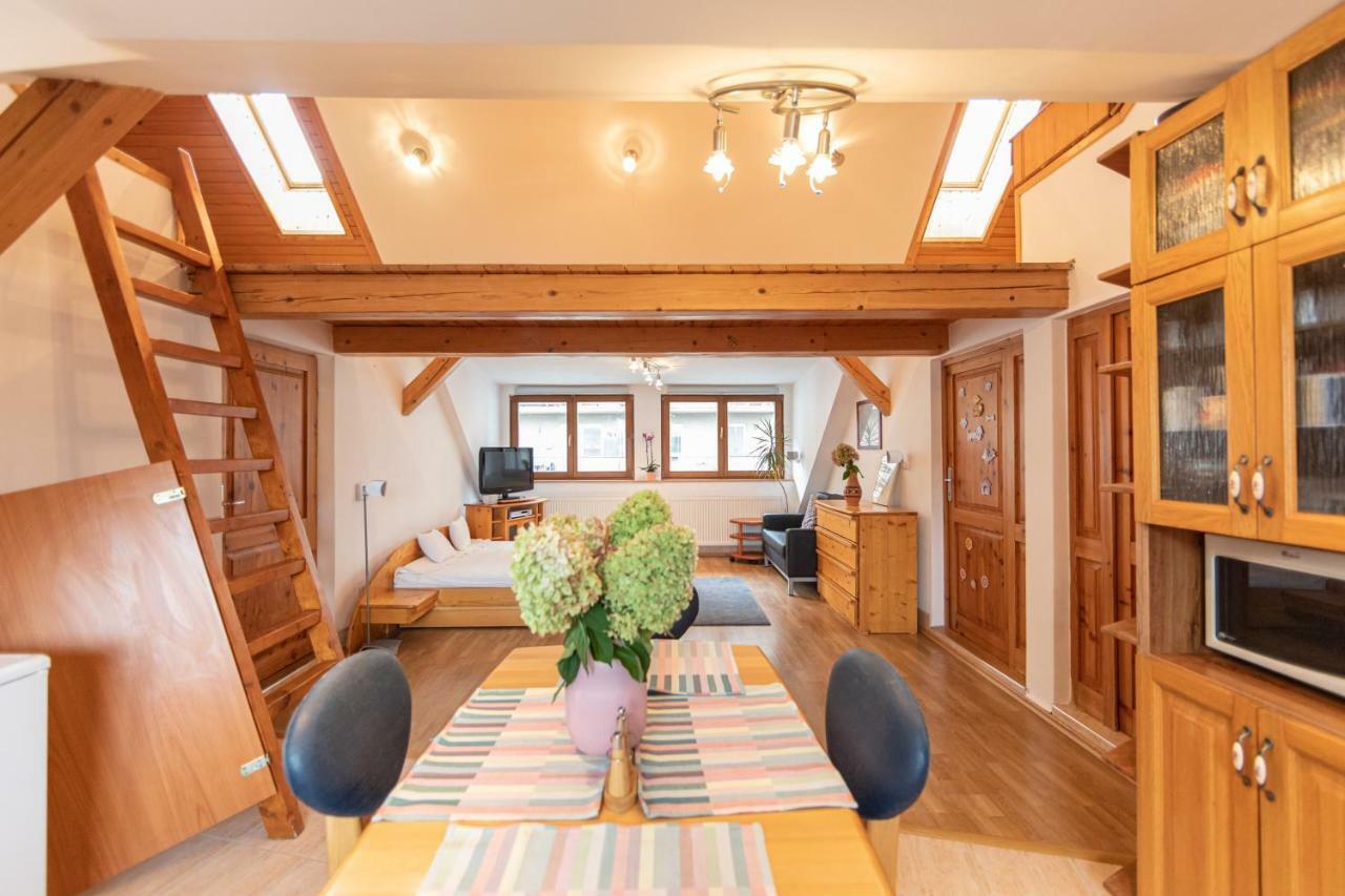 Apartment Romantic Attic Retreat *